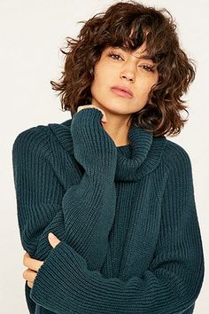 90s Grunge Hair, Turtleneck Jumper, Curly Hair Photos, Medium Curly, Medium Curly Hair Styles, Turtle Neck Jumper, Ribbed Turtleneck