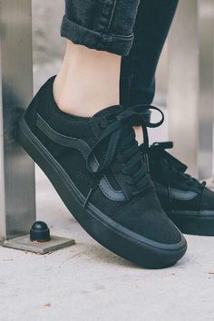 Vans preto Vans Shoes All Black, All Black Vans Outfit Women, Black Vans Outfit, Black Vans Shoes, All Black Vans, Vans Old Skool Black, Vans Old School, Old School Vans, Tenis Vans