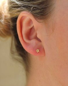 One Stud Earrings, Gold Studded Earrings, Gold Ear Studs Simple, Simple Cute Earrings, Small Gold Earrings Studs, Small Earrings Studs Unique, Small Gold Earrings Indian, Everyday Earrings Simple Classy