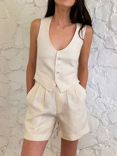 Long Linen Shorts, Europe Aesthetic Fashion, Europe Fits, Linen Style Fashion, Linen Vest, Vintage Short, Linen Style, Fashion 2024, Back Pocket