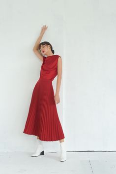 Nothing completes a knock-out look quite like our Meghan skirt. Romantic and flowing with softest crepe de chine silk. Guaranteed to ring in the compliments long after the day is over. Long Pleated Skirt Outfit Formal, Pleated Skirt Outfit Formal, Red Pleated Skirt Outfit, Formal Party Outfit, Long Skirt Formal, Silk Tops For Women, Pleated Red Dress, Garden Party Outfit, Red Pleated Skirt