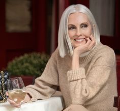 Middle Age Woman, Character Inspiration Woman Middle Aged, Attractive Older Woman Aesthetic, Middle Aged Blonde Woman, Older Blonde Woman Aesthetic, Grey Hair Young, White Haired Model Woman, Silver Haired Beauties, Salt And Pepper Hair