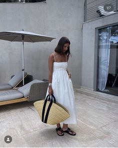 Summer Holiday Outfits, Italy Outfits, Casual White Dress, Back Porch Ideas, Looks Chic, Back Porch, Business Casual Outfits, Porch Ideas