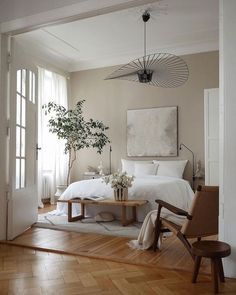 Although it is tempting to fill your home with a bit of drama. But, if you pick a high-maintenance bedroom design, you will have to invest time and energy in cleaning it. Simple Bedroom Decor, Simple Bedroom Design, Simple Bedroom, Apartment Inspiration, Dream House Decor, Minimalist Bedroom, My New Room