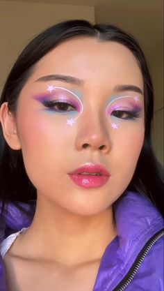 3 Color Eyeshadow Look, Avant Garde Makeup Simple, Fun Purple Makeup, Eyeshadow Looks Color, Creative Art Makeup Looks, Graphic Eye Looks, Fun Make Up Looks, Makeup Look Ideas Creative, Cute Eye Looks