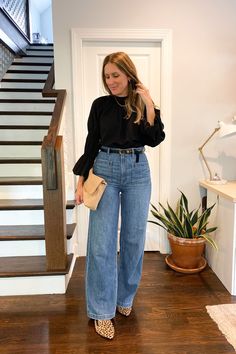 Wide Leg Jeans Outfit Ideas Winter, Wife Leg Jeans Outfit Winter, Neutral Jeans Outfit, Loose Jeans Outfit Casual Women, Loose Jeans Outfit Winter, Mom Jeans Work Outfit, Midsize Fall Outfits 2023, Denim Trousers Outfit, Trouser Jeans Outfit