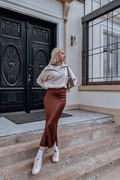 How To Style A Satin Maxi Skirt, Satin Skirts Midi, Satin Maxi Skirt Outfit Casual, Brown Satin Midi Skirt Outfit, Rust Satin Skirt Outfit, Casual Satin Skirt Outfit, Outfit Jupe Satin, Satin Outfit Casual, Maxi Satin Skirt Outfit