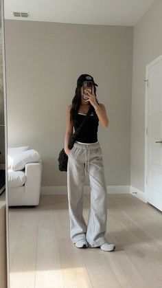 comfy casual lounge outfit idea airport travel outfit Gray Sweatpants Outfit, Uni Outfits, Chill Outfits, Life Tips, Beauty And Lifestyle, Cute Everyday Outfits