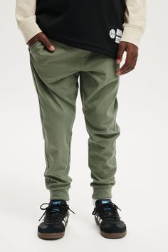 MATTY LIGHTWEIGHT PANT Green Cotton Cargo Pants For Sports, Green Athleisure Cargo Pants For Sports, Green Stretch Sweatpants With Elastic Waistband, Green Relaxed Fit Cargo Pants For Sports, Green Casual Cargo Pants For Sports, Green Relaxed Fit Cargo Pants For Casual Use, Casual Green Cargo Pants For Sports, Green Bottoms With Elastic Waistband For Streetwear, Green Gym Bottoms Long Pants