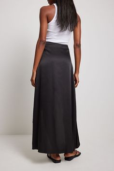 This maxi skirt is flowy and made of satin and features an overlap design and a side zipper closure. Satin Maxi Skirt, Maxi Rok, Satin Maxi, Na Kd, Skirt Black, Side Zipper, Maxi Skirt, High Waisted Skirt, Satin