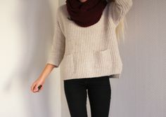 neutral chunky sweater + maroon scarf Odd Fashion, Eclectic Chic, Fall Attire, Style Inspiration Fall, Street Style Winter, Boring Clothes, Comfy Fashion, Fall Sweaters