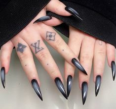 This but instead of grey in the middle add gold 😍 White Black Nails Ideas, Grey To Black Nails, Long Nails Black Design, Back And Silver Nails, Goth Stilleto Nail, Nails Grey And Black, Corporate Goth Nails, Goth Chrome Nails, Black Nails 2024