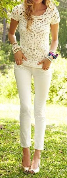 All White // Lace Top & Skinnies Guess I'm turning southern y'all Lace Top White, Elegante Casual, White Lace Top, Gold Shoes, Trend Fashion, Shoes With Jeans, White Outfits, Mode Inspiration