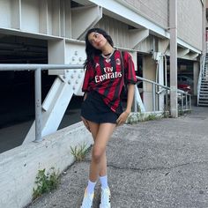 Womens Soccer Jersey Outfit, How To Style A Sports Jersey, Casual Jersey Outfit, Football Jersy Outfits For Women, Korean Jersey Outfit, Blokecore Women Outfit, Football Looks For Women, Styling Sports Jersey, Soccer Jersey Outfit Women Aesthetic