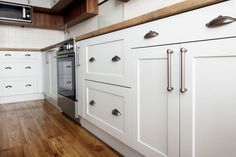 25 Kitchen Trends You Might Regret + Photos Cabinet Hardware Trends, Kitchen Hardware Trends, Ornate Kitchen, Cost Of Kitchen Cabinets, Metal Kitchen Cabinets, Refacing Kitchen Cabinets, Shaker Style Kitchens