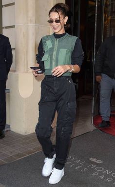 Street Wear Celebrities, Bella Ha Did Street Style, Green Sweater Street Style, Cargo Pant Street Style, Green Airport Outfit, Bella Hadid Iconic Photos, Bella Hadid Iconic Outfits, Bella Hadid Street Style Winter, Bella Hadid Airport Style