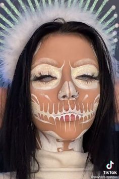 Glamorous Halloween Makeup, Make Up Catrin, Maquillaje Halloween Aesthetic, Calavera Makeup, Teknik Makeup, Creative Halloween Makeup, Halloweenský Makeup