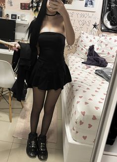 Girly Goth Outfits, Black Mini Skirt Outfit Summer, Mini Skirts Outfits Summer, Black Mini Skirt Outfit, Black Dress Outfit Casual, Looks Pinterest, Uni Outfits, Black Dress Outfits, Miniskirt Outfits