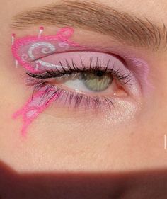 Artsy Makeup, Graphic Eyeliner, Beauty Inspo, Eyeshadow Looks, Maquillaje De Ojos, Eyeliner, Makeup Looks, Eye Makeup, Makeup