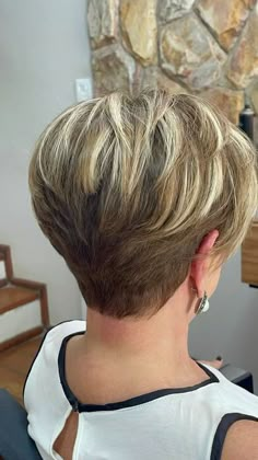 Upside Down Bob Haircut, Short Haircuts For Natural Hair, Fall Pixie Hair Color, Back View Of Bob Hairstyles, Short Haircuts For Women Over 50, Back Of Pixie Haircut Neckline, Short Wedge Hairstyles, Short Wedge Haircut, Back Of Hair