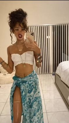 Looks Hippie, Pool Hairstyle Ideas, Fest Outfits, Estilo Hippy, Beach Hairstyles, Hairstyles Medium