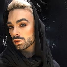 Fake Beard Makeup, Beards Men, Beard Makeup, Glitter Beards, Rock Makeup, Messy Haircut, 50 Makeup, Gender Neutral Clothes, Queen Aesthetic