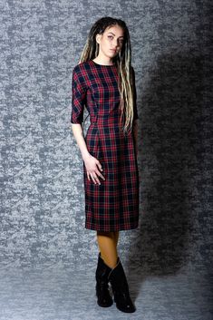 - Soft black plaid fabric - Pencil dress, 1/2 sleeve - Pockets, invisible zipper Model wears size US 8, she is 180 cm tall with 10 cm heels. Please, use this size chart to select your size US 0 Bust 82 cm (32.5 inches) Waist 64 cm (25 inches) Hips 89 cm (35 inches) US 2 Bust 85 cm (33.5 inches) Waist 66 cm (26 inches) Hips 92 cm (36 inches) US 4 Bust 88 cm (34.5 inches) Waist 68 cm (27 inches) Hips 94 cm (37 inches) US 6 Bust 90 cm (35.5 inches) Waist 71 cm (28 inches) Hips 96 cm (38 inches) US Plaid Knee-length Dress For Work, Vintage Plaid Workwear Dress, Knee-length Plaid Office Dress, Classic Knee-length Plaid Dress, Fitted Retro Knee-length Plaid Dress, Dress For Office, Red Long Skirt, Velvet Bridesmaid Dresses, Dress Knee Length