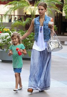 Jessica Alba, falda larga chaleco de jean                              … Rok Outfit, Maxi Rok, Maxi Skirt Outfits, Boho Chic Outfits, Spring Skirts, Jessica Alba, Spring Summer Outfits, Rock Style, Outfits Casuales