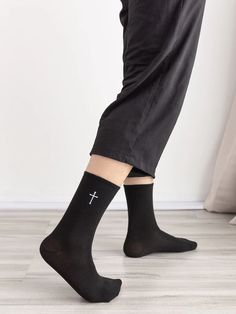 Composition:100% Polyester \nColor:Black and White \nDetails:Embroidery \nMaterial:Fabric \nGender:Men \nSuitable Seasons:Fall/Winter \nType:Crew Socks \n Mens Socks, Crew Socks, Socks, Black And White, Free Shipping, Fabric, White, Black