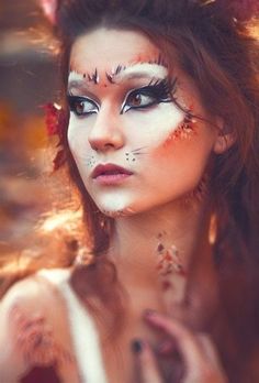 Feathered Fox - Amazing Animal Makeup Looks You Can Easily Rock This Halloween - Photos Carnaval Make-up, Karneval Diy, Unique Halloween Makeup, Beautiful Halloween Makeup, Fox Halloween, Painting Makeup, Fantasy Make-up, Fox Makeup, Deer Makeup