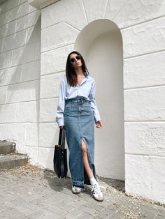 Denim Skirt Samba Outfit, Denim Midi Skirt Outfit Autumn, Midi Jean Skirt Outfits Fall, Styling Denim Skirt, Capsule Wardrobe Casual, Samba Outfit, European Outfit, Fashion Fails