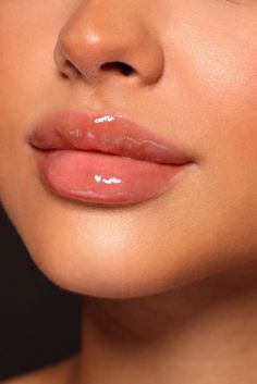 Beautiful Lips Natural, Moisturized Lips Aesthetic, Clear Lipgloss Aesthetic, Hydrated Lips Aesthetic, Beautiful Lips Aesthetic, Glowing Body Skin Aesthetic, Lip Gloss On Lips, Perfect Lips Natural, Trending Lips