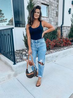 Mom Fashion Inspo Outfits, Jeans And Oversized Button Up, Halloween Brunch Outfit, Cute Outfit With Tennis Shoe, Chic Mom Outfits Summer, Mom Jean Outfits Summer, Cute Mom Summer Outfits, Body Suits And Jeans, Casual Cruise Outfits