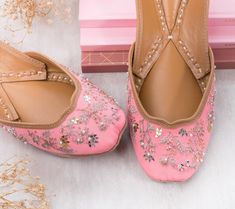 Bride Footwear, Indian Suits Punjabi, Suits Punjabi, Flat Foot, Punjabi Jutti, Fashion Closet, Indian Suits, Gold Silk, Embroidery Suits