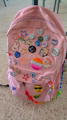 Todo Menos Mochila Ideas, School Backpack Decorations, How To Decorate Backpack, Diy Backpack Decoration Ideas, Ideas Para Decorar Tu Mochila, Backpack Customization, Decorating Backpack, Bag With Pins Aesthetic, Backpack Decoration Ideas