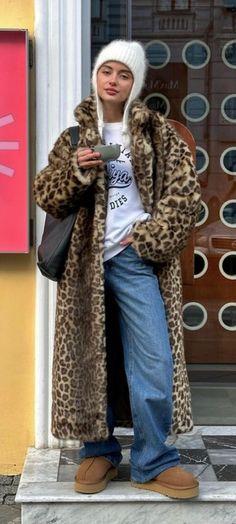 Cute Comfy Cold Weather Outfits, Fur Gilet Outfit Y2k, Colourful Outfits Winter, Rainy Day Chic Outfit, Eclectic Fashion Style Casual, Leopard Coat Street Style, Winter Fur Outfits, Print Coat Outfit, Edgy Winter Outfits