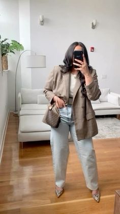 Blouse With Jeans Outfit Classy, Classy Casual Outfits For Women Winter, Fall Office Attire Women, Fall Fashion Curvy Women, Business Casual Blazer Outfits, Stylish Business Casual Outfits, Business Casual Outfits For Women Jeans, Women Fall Outfits 2024, Chic And Classy Outfits