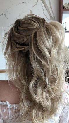 You can check out all the different hairstyles for 2021 on the pinterest page for classic weddings. You will be able to choose from elegant short hair styles to wild and crazy asymmetrical styles. Winter Wonderland Hairstyles, Prom Hair Up, Cute Prom Hairstyles, Prom Hair Medium, Simple Prom Hair, Bridesmaid Hair Makeup, Ball Hairstyles, Prom Hairstyles For Short Hair