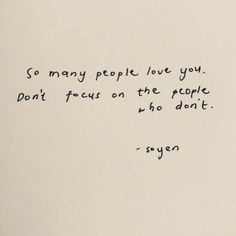 a handwritten quote on white paper that says so many people love you, don't focus on the people who do not