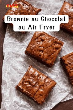 brownie au chocolat au air fryer on parchment paper with text overlay