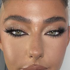 Winged Eye Look, Makeup Inspo Brunette, Bar Makeup Looks, Make Up Yeux Vert, Smokey Liner Eye Makeup, Saltburn Makeup, Upturned Eye Makeup, Snatched Makeup Looks, Fierce Makeup Look