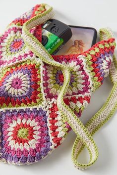 a crocheted purse with a cell phone in the front and an ipod inside