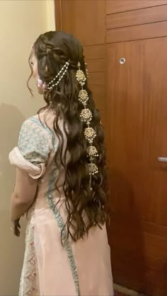 Jewelry For Lehenga Simple, Mehndi Function Hairstyles, Desi Hair Accessories, Hairstyles On Indian Wear, Hairstyles For Mehendi Function, Hairstyles For Barat Function, Mehndi Hairstyles Bridesmaid, Desi Hairstyles For Long Hair, Hairstyles On Lehenga