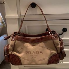 Prada Strap Bag, Designer Shoes And Bags, Bags With Keychain, Purse Aesthetic Vintage, Aesthetic Designer Bags, Uni Bags Handbags, Vintage Designer Bags Aesthetic