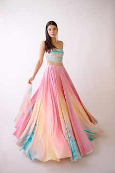 Unique Haldi Outfits For Bride, Fusion Outfits, Ombre Lehenga, Clothing Shoot, Haldi Bride, Marriage Clothes, Chania Choli, Strapless Blouse, Sunset Ombre