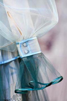 Detail Couture, Mode Tips, 가을 패션, Mode Inspiration, Sleeve Designs, Fashion Details, Costume Design, Sewing Inspiration, A Dress