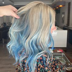 45 Impresionantes tendencias de pelo rubio medio largo para 2024 Blonde Hair With Blue Streaks, Blonde Hair With Blue Highlights, Blue And Blonde Hair, Blonde And Blue Hair, Blue Hair Highlights