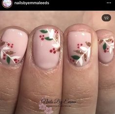 Biab Nail Design Christmas, Christmas Flower Nails, Cute Christmas Nails For Kids, Poinsettia Nails, Holly Nail Art, Holiday Gel Nails, Nails Noel, Holly Nails, Nail Art Noel