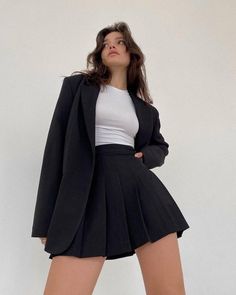 Black Tennis Skirt Outfit, Outfit Nero, Black Tennis Skirt, Black Skirt Outfits, Tennis Skirt Outfit, Teenage Fashion Outfits, Tennis Skirt, Looks Vintage