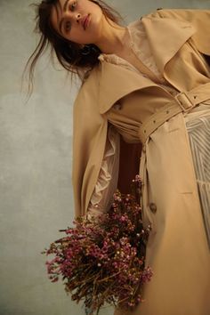 Model Nastya Zakharova is styled by Michelle Duguid in bucolic, country looks for 'The Mood', lensed by Ana Larruy for Elle UK May 2017./ Hair by Tomomi Roppongi Photoshoot Flowers, Developing Photos, Feminine Patterns, Flowers Fashion, Boho Handbags, Neutral Makeup, Vogue Spain, Fashion Moodboard